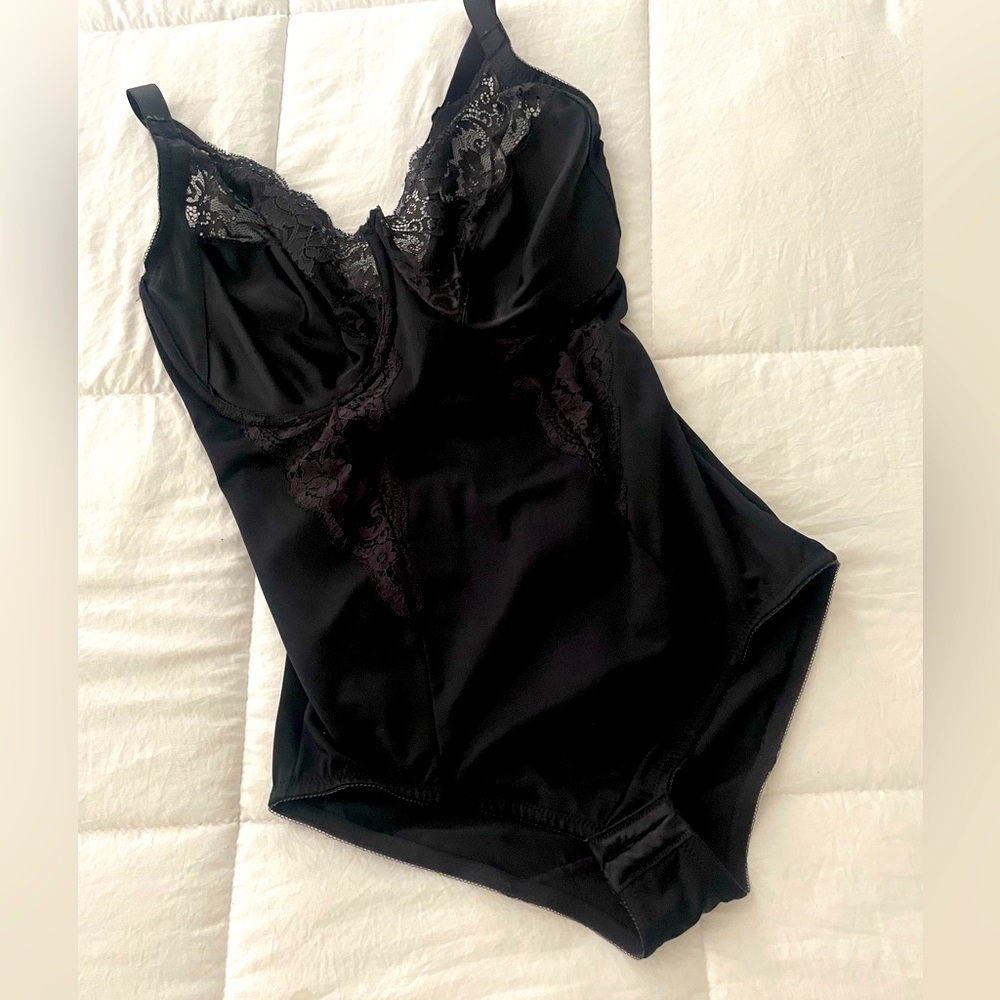 EUC Maidenform Shapewear bodysuit/ bra. Size 36DD